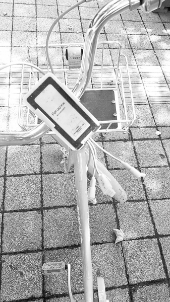 車把中間有手機充電支架，下方連接著3根充電線。