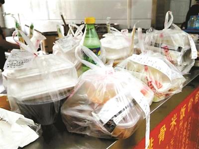 一餐館的“飯口”時(shí)段，等待“出發(fā)”的外賣擺滿案臺(tái)