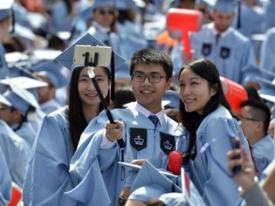 2015年5月20日，幾名中國留學(xué)生在美國哥倫比亞大學(xué)第261屆畢業(yè)典禮上自拍。約15000名畢業(yè)生參加了當(dāng)天的儀式，其中包括近600名中國學(xué)生。新華社記者王雷攝