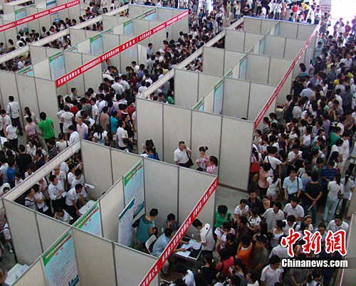 圖為招聘會現(xiàn)場人山人海的求職者。中新社發(fā) 付美斌 攝