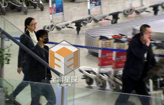韓庚現(xiàn)身機場。
