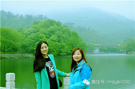 奧斯卡汽車影城的美女和這個(gè)風(fēng)景融入的真好啊，有木有？！