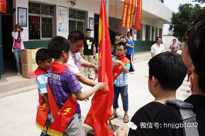 在莊嚴(yán)肅穆的國(guó)歌聲中，五星紅旗冉冉升起。學(xué)校的全體師生、愛心車隊(duì)的全體成員，共同經(jīng)歷了一次特殊的升旗