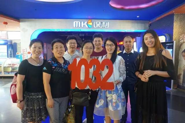 認(rèn)識(shí)的不認(rèn)識(shí)的，拍張合照就是朋友啦