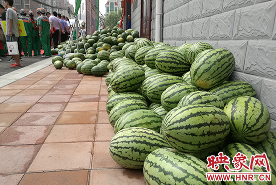 經(jīng)濟(jì)廣播工作人員和愛心企業(yè)給正在忙碌的環(huán)衛(wèi)工人、交警等送去一萬六千多斤西瓜和近百提礦泉水。