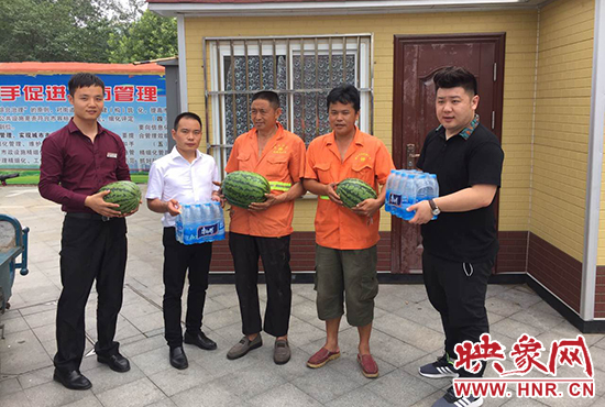 經(jīng)濟(jì)廣播工作人員和愛心企業(yè)給正在忙碌的環(huán)衛(wèi)工人、交警和協(xié)警等送去了一萬六千多斤西瓜和近百提礦泉水。