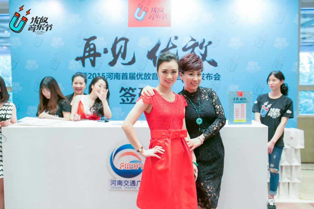 貼心的南方姐姐和美女主播小佩，海洋是不是每天都要流口水呀！