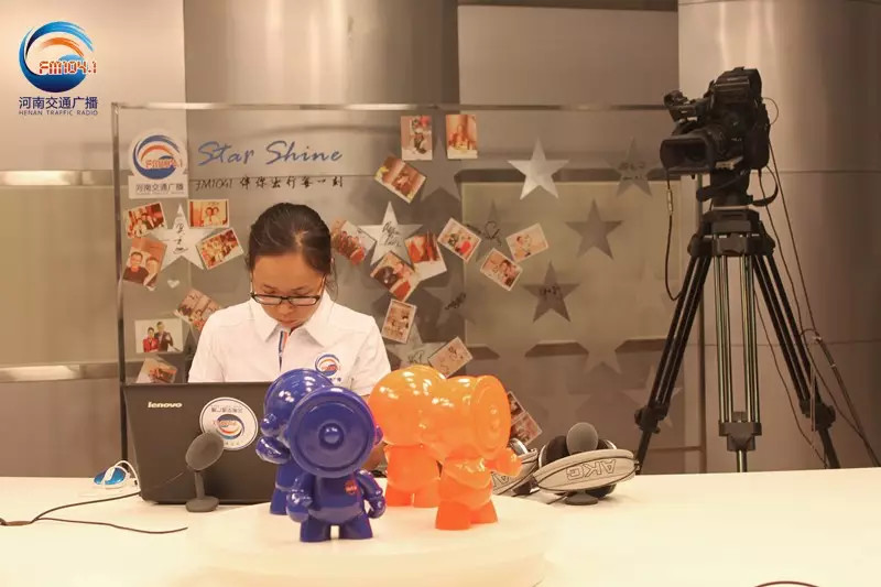 還是抽獎(jiǎng)的姑娘比較認(rèn)真！為保證抽獎(jiǎng)的公平公正，映象網(wǎng)進(jìn)行了全程視頻直播。