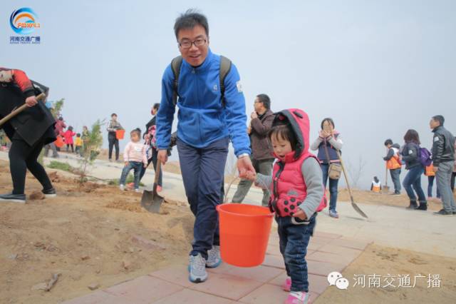 爸比爸比，你會(huì)種小樹(shù)嗎？我來(lái)教你吧~