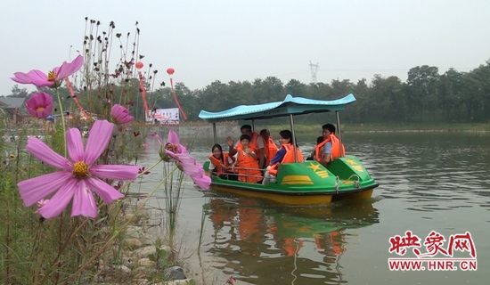 在水云間乘船游園，愜意無(wú)限