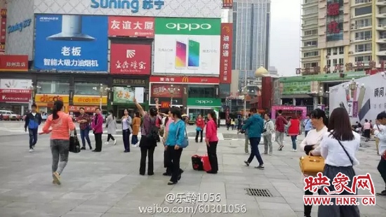 他們從四面八方匯集到二七塔下，由行走路人一下變成了一支舞蹈隊(duì)，跳起了節(jié)奏歡快、時(shí)尚動(dòng)感的舞蹈。