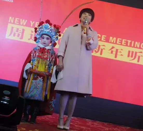 盛裝亮相的小戲迷，周迪的節(jié)目影響了一代又一代人