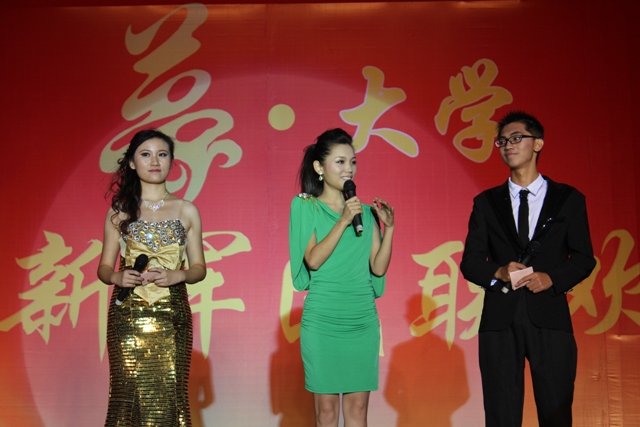 教育廣播女主播葉子現(xiàn)身晚會(huì)，與學(xué)生同臺(tái)主持