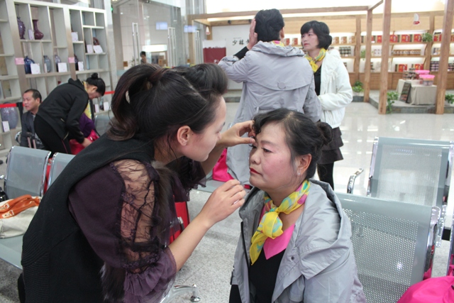 活動(dòng)開始前，教育廣播女主播幫參與活動(dòng)演出的老人化妝