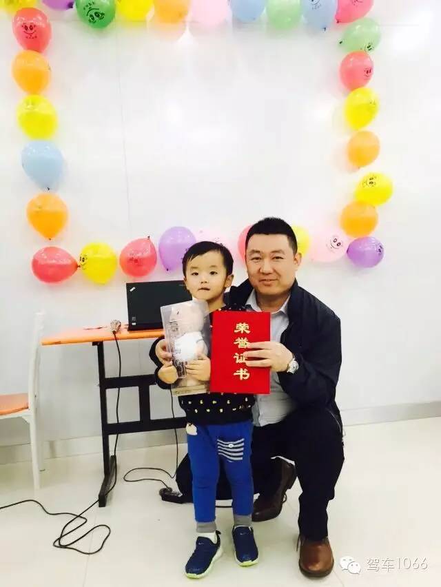 我是小小銀行家，來跟行長合個影哦