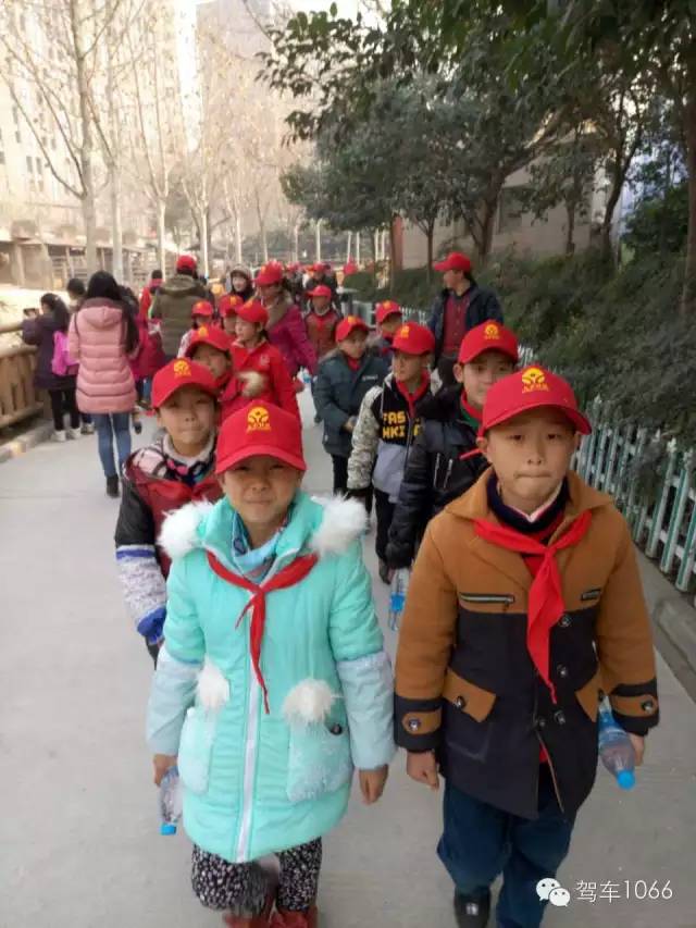 脖子上戴著紅領(lǐng)巾，頭上頂著小紅帽，排著整齊的隊伍——出發(fā)！