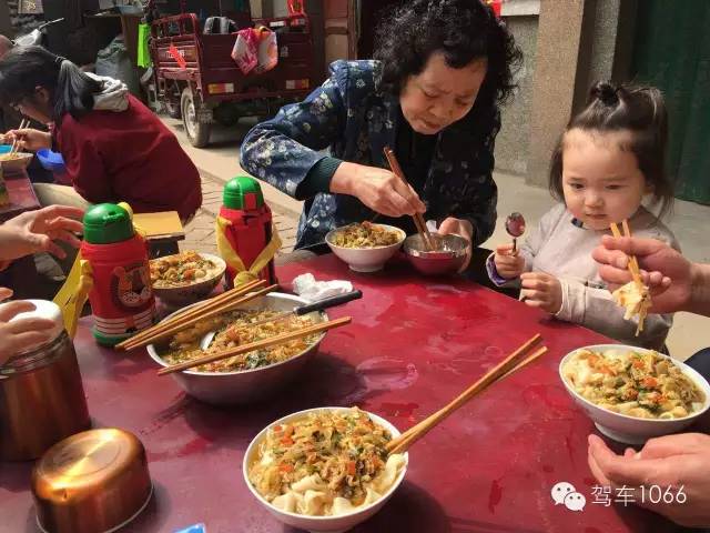 據(jù)說手搟面和柴雞蛋更配哦！