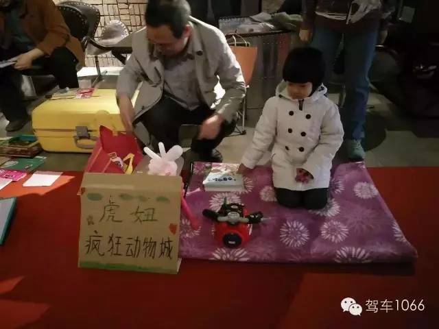 這位小老板的攤位擺的有模有樣的，不過旁邊這位酷爸怎么這么眼熟？