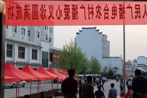 在大家的齊心努力下，終于在天黑前將第二天義診活動(dòng)場(chǎng)地搭建好了。