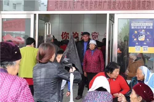 現(xiàn)場(chǎng)真是的人山人海，只能用太火爆三個(gè)字形容了！