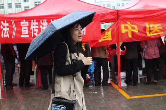 《健康河南》主播柳青也一直在雨中，不畏寒冷，引導(dǎo)大家排隊(duì)掛號(hào)，指路，排憂解難……