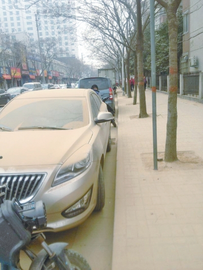 馬路灰頭土臉，停在路邊的車也蒙塵。