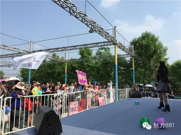 輕輕躍起、優(yōu)美身段，新聞小姐李江