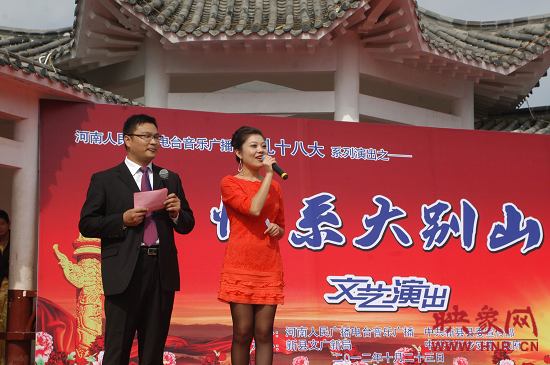 演出現(xiàn)場(chǎng)主持人向老人們表達(dá)節(jié)日的問(wèn)候。