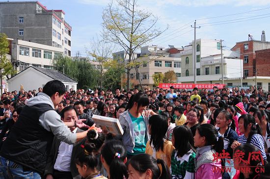 演出現(xiàn)場(chǎng)觀眾積極參與、氣氛熱烈。