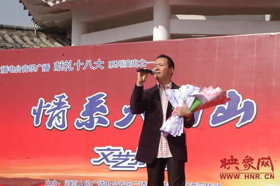 魅力881主持人、新聞先生凱文在演唱