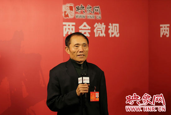 3月4日，全國人大代表、濮陽縣西辛莊村支部書記李連成在映象網(wǎng)全國兩會北京演播室做客《兩會微視》訪談。