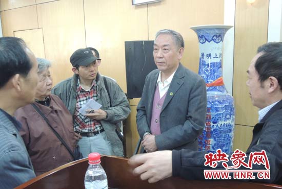 講座結(jié)束后，聽眾向戚建莊提問。