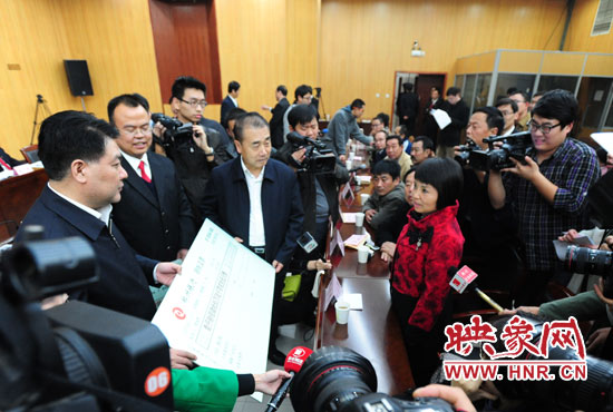 最高人民法院執(zhí)行局局長劉貴祥、河南省高級人民法院院長張立勇親手為申請執(zhí)行人員發(fā)放執(zhí)行款