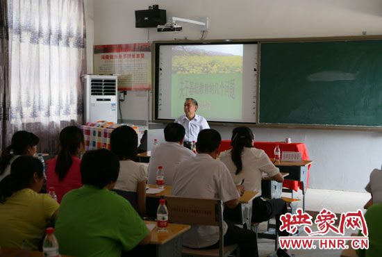 40余名教師認(rèn)真聆聽(tīng)講座。