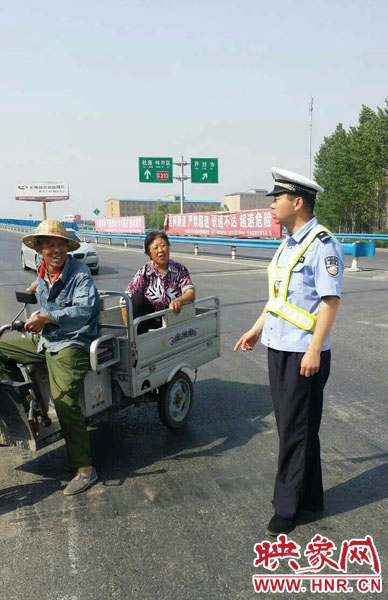 為抄近道走親戚，開封老漢騎電動三輪車上高速。