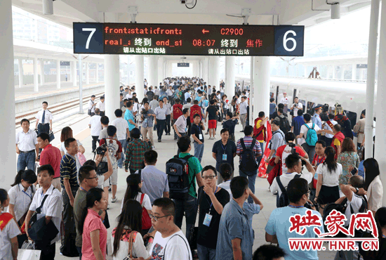 自6月25日鄭焦城際鐵路開(kāi)通以來(lái)，客流量遠(yuǎn)遠(yuǎn)超出預(yù)期。