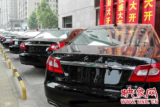 路邊一棟樓上懸掛著二三十條紅色條幅，全部是祝賀一家公司開業(yè)的。