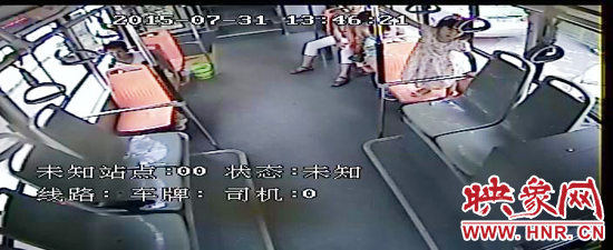 家長放任小孩在車廂內玩耍，甚至站到座椅上。