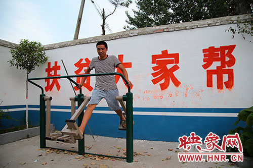 張國(guó)敬堅(jiān)持在村中的文化廣場(chǎng)上做著恢復(fù)性鍛煉。