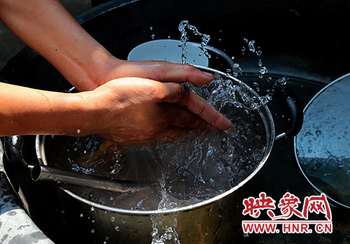 洗碗洗菜對(duì)于雙眼失明的張國(guó)敬來(lái)說，需要比常人花上更多的時(shí)間。