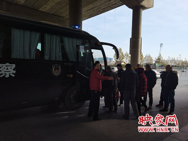 警方調(diào)來車輛，將超載人員轉(zhuǎn)運(yùn)走