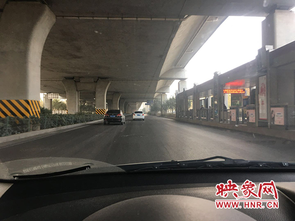 限行首日，三環(huán)橋上橋下，車輛不多，交通狀況良好。