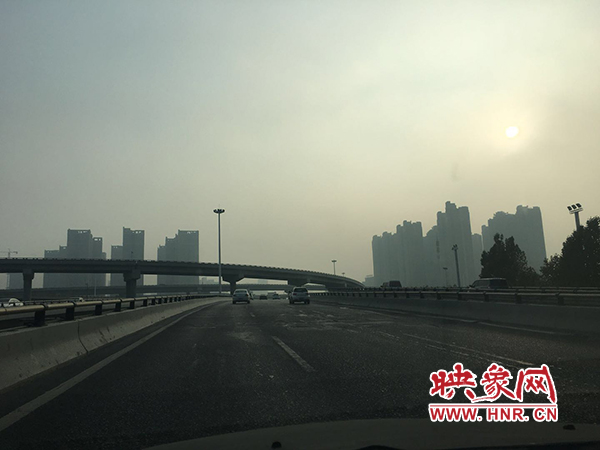限行首日，三環(huán)橋上橋下，車輛不多，交通狀況良好。