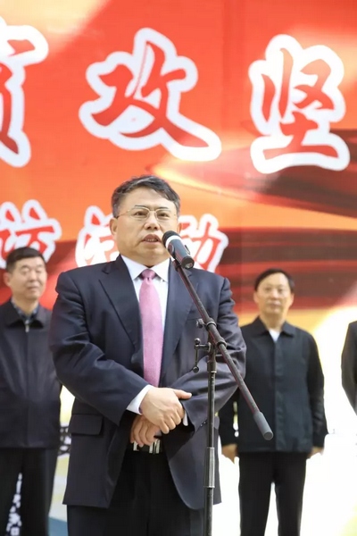 省委宣傳部副部長、省新聞出版廣電局局長朱夏炎宣布《打贏脫貧攻堅(jiān)戰(zhàn)》大型采訪活動(dòng)正式啟動(dòng)。