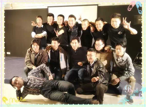 表演結(jié)束，看這哥們兒，為了和演員合影也是蠻拼的！