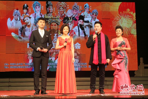 戲迷春晚主持人月陽（右二）、李亞楠（右一）、王巖（左二）、王曉凡（左一）