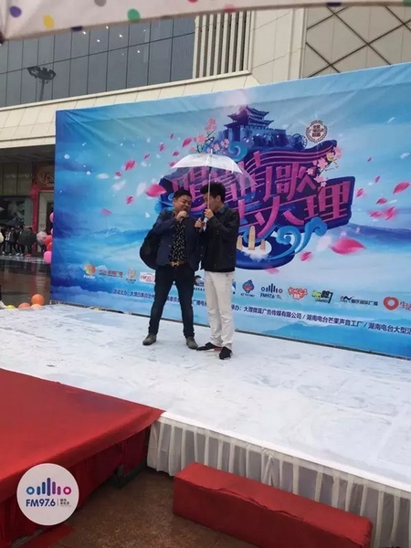 這位男士向遠(yuǎn)在家鄉(xiāng)的妻子隔空表白，勇氣真是大大的，您對(duì)妻子的愛，已經(jīng)超越萬水千山。