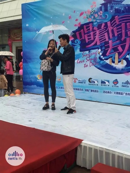 這是一位在校大學(xué)校，暗暗的喜歡純純的愛。