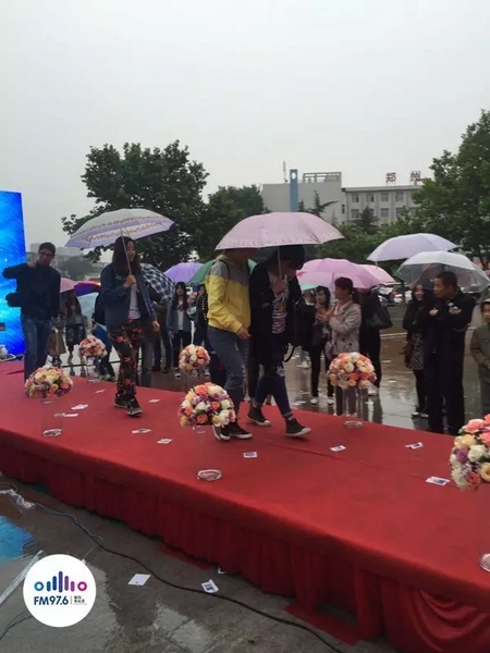　　好友從屏幕后面走出來，他們特意從陜西、平頂山趕來為兩人送出祝福。