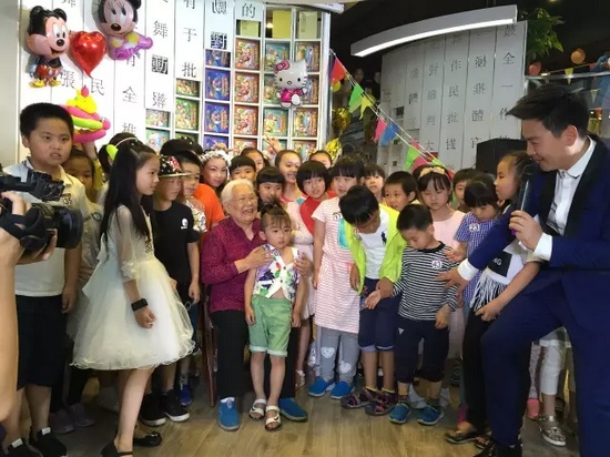 　　豫劇表演藝術(shù)家高潔老師和孩子們在一起，講述自己和戲曲的故事，祝福所有的小朋友節(jié)日快樂。